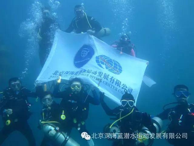 渝长高速复线连接道项目跨铁路线钢箱梁架设成功